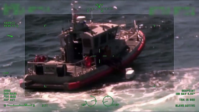 Pescadores resgatados mesmo a tempo de águas 'infestadas' com tubarões