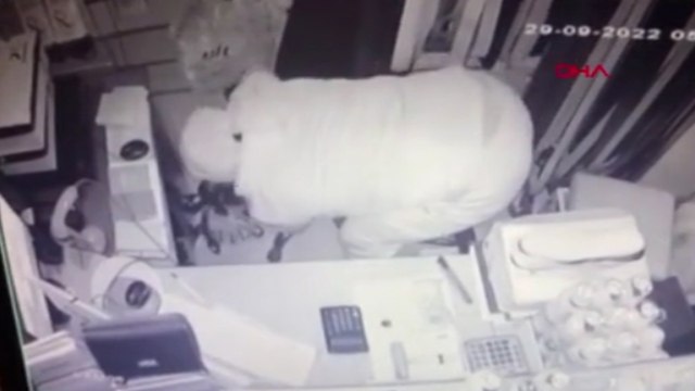 Avcılar'da ayakkabı mağazasında kasadaki parayı çalan şüpheliler yakalandı