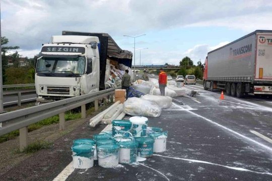İnşaat malzemesi yüklü tır bariyerlere çarparak refüje girdi, boyalar yola döküldü