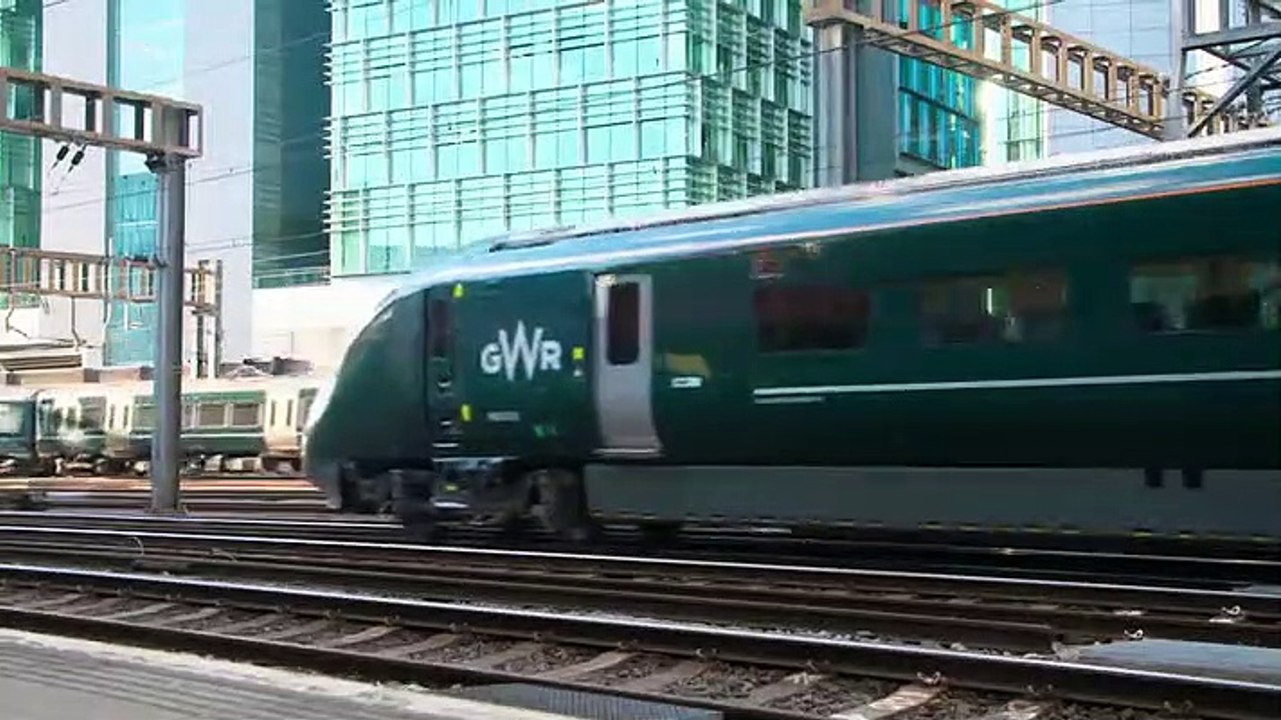 Paddington Station 24-7 - Se4 - Ep02 - Summer HD Watch HD Deutsch