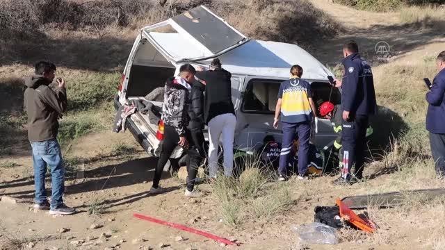 Manisa haberi! Kula'da devrilen minibüsün sürücüsü yaralandı