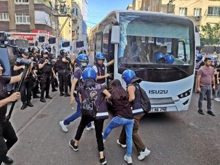 Son dakika haberi... DİYARBAKIR'DA İZİNSİZ YÜRÜYÜŞTE GÖZALTINA ALINAN 35 KİŞİ SERBEST