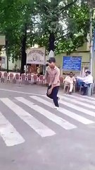 Singrauli News: ट्रैफिक सिग्नल पर युवक करने लगा स्टंट, तो थम गया पूरा traffic, देखिए वायरल Video