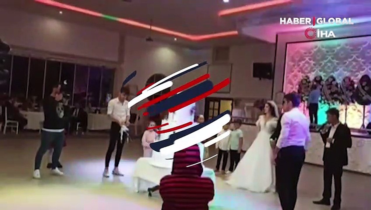 Öyle bir şaka yaptı ki gelin ve damadın aklı gitti