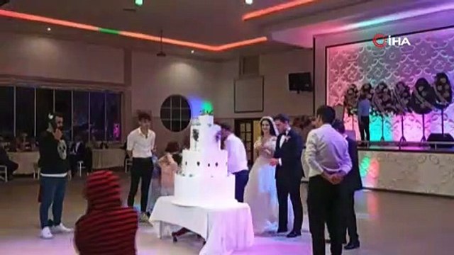 Böylesini daha önce hiç görmediniz! Gelin ve damadın aklını alan şaka