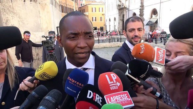 L'ingresso di Aboubakar Soumahoro alla Camera: Continuerò a lottare con i piedi nel fango