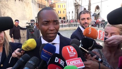 L'ingresso di Aboubakar Soumahoro alla Camera: "Continuerò a lottare con i piedi nel fango"