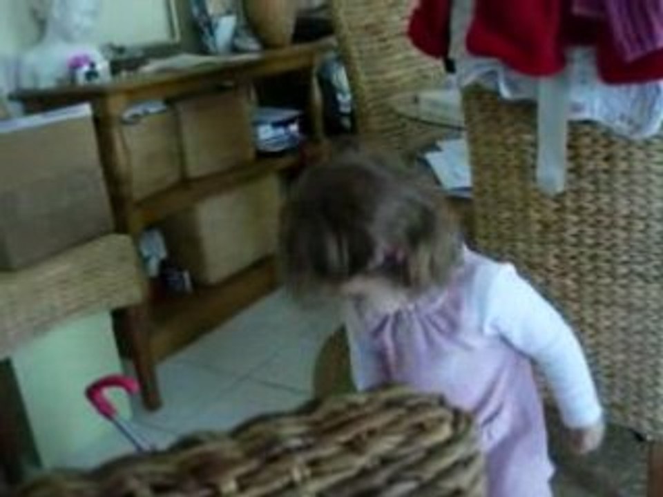 Clementine apprend la propreté à sa poupée