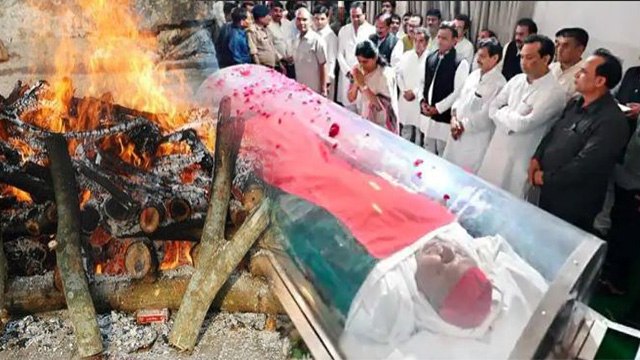 Mulayam Singh Yadav पंचतत्व में विलीन, Akhilesh Yadav ने दी मुखाग्नि | Boldsky *Lifestyle