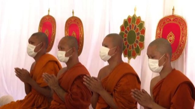 I monaci buddisti pregano per le vittime della strage al nido