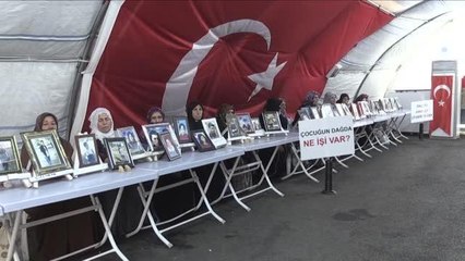 DİYARBAKIR - Terörün pençesindeki evlatları için Dünya Kız Çocukları Günü'nde nöbetteler