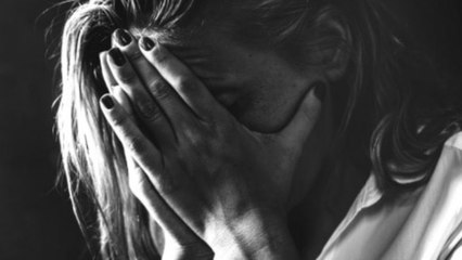 En video: Hombre agredió brutalmente a su pareja en plena vía pública