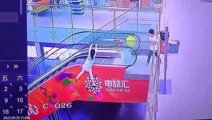 Une fillette se retrouve suspendue à la rampe d'un escalator (Chine)