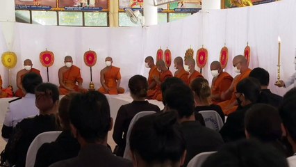 Télécharger la video: Buddhist funeral rites held before cremation of nursery massacre victims