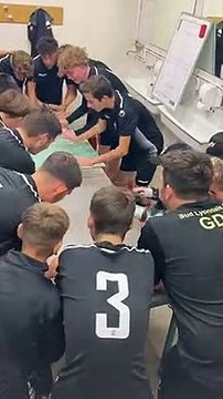 LE VICTORY SONG DES U17M D2 APRES LEUR VICTOIRE FACE AU FCCM