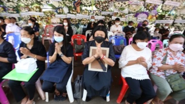 Los familiares dan el último adiós a las víctimas de la matanza en Tailandia