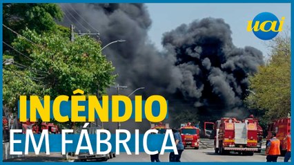 Incêndio em fábrica assusta moradores em Contagem
