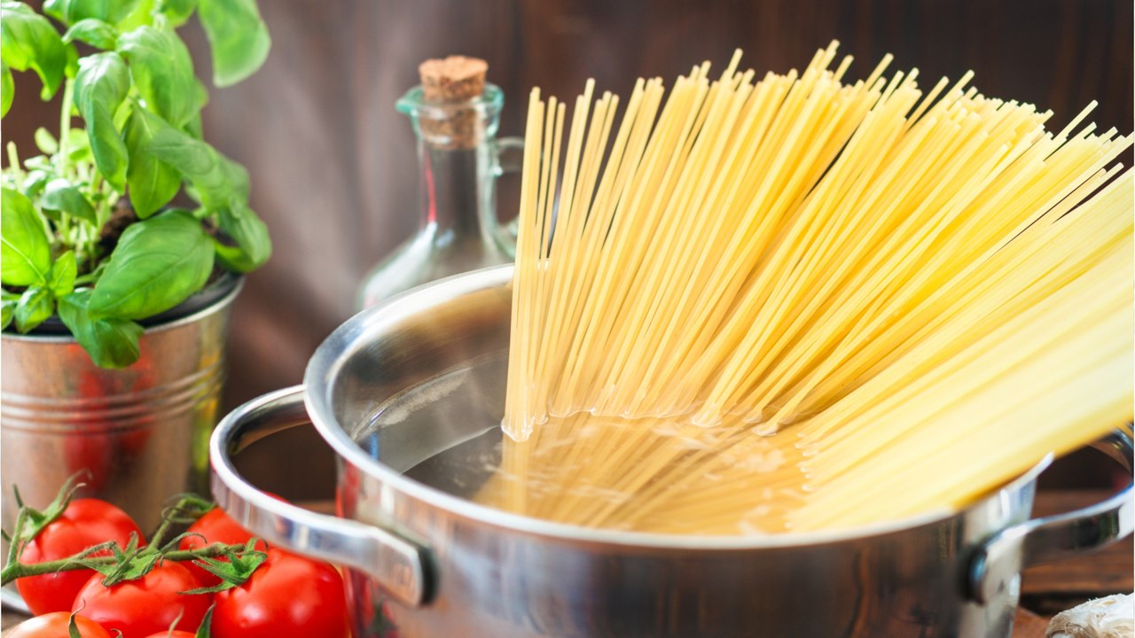 Mythos geklärt: Öl im Nudelwasser bringt nichts - es schadet