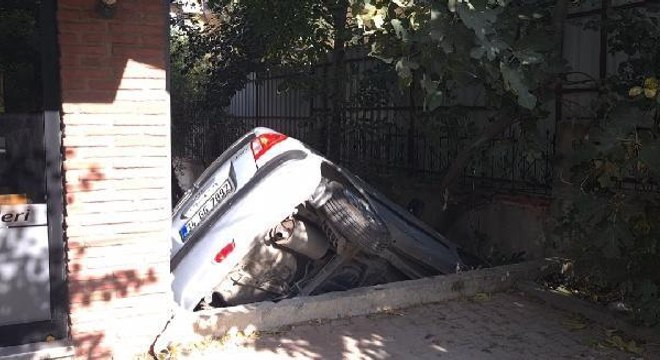 Son dakika haber | İSTANBUL-HAMİLE KIZINI HASTANEYE GÖTÜRÜRKEN KAZA YAPTI, OTOMOBİL APARTMAN BAHÇESİNE DÜŞTÜ