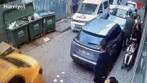 Fatih’te döner bıçaklı saldırı kamerada: Kağıt toplayıcısı, sürücüye dehşeti yaşattı