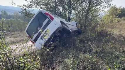 Şarampole devrilen hafif ticari araçtaki 2 kişi yaralandı