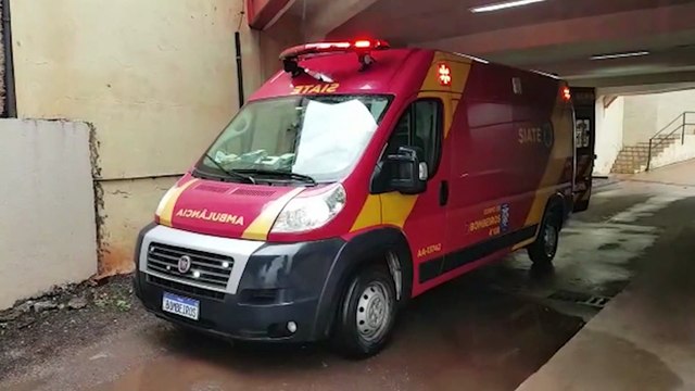 Homem é socorrido pelo Siate após cair e bater a cabeça em supermercado no Santo Onofre