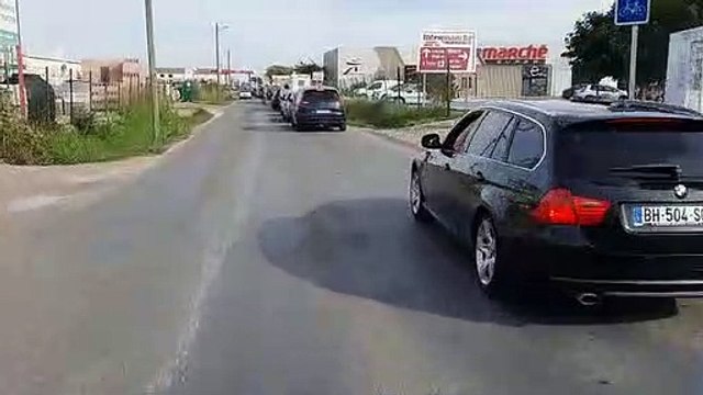 La foule devant la station essence de Saint-Genies-de-Malgoires (Gard)