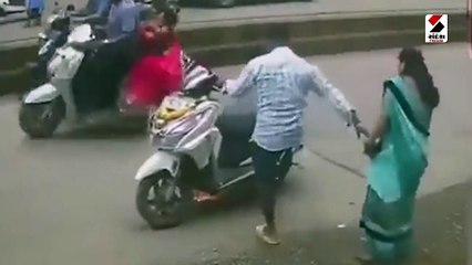 ચાલતી સ્કૂટીમાં લાગી આગી તો વાહન છોડી ભાગ્યું કપલ