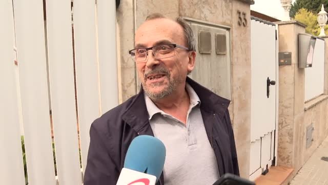 Un poste de la luz atraviesa el balcón de una casa en Sant Quirze del Vallès