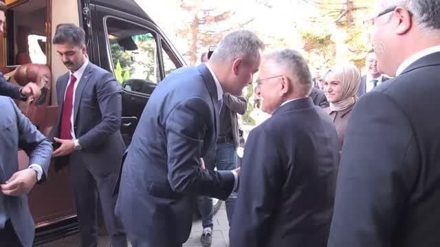 Milli Eğitim Bakanı Özer, ziyaretlerde bulundu