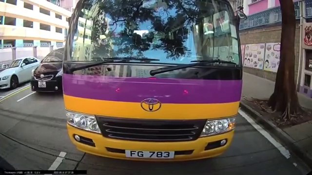 Un bus garé au mauvais endroit, au mauvais moment