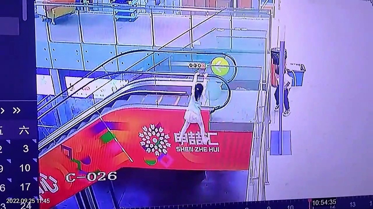 Une petite fille oublie de lacher la rampe de l'escalator... Chanceuse