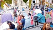 Milano, studenti con le tende in piazza Scala per protesta contro il caro-affitti