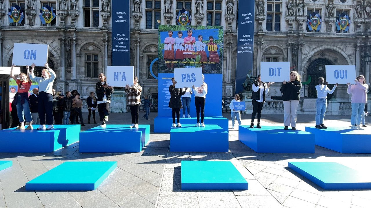 Journée internationale des droits des filles : des collégiennes de 13 ans participent à un happening pour dénoncer le sexisme