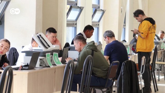 Как встречают россиян в Казахстане, куда они бегут от мобилизации. Репортаж из Алматы (11.10.2022)