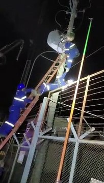 Eletricista fica pendurado em poste de alta tensão depois de levar choque