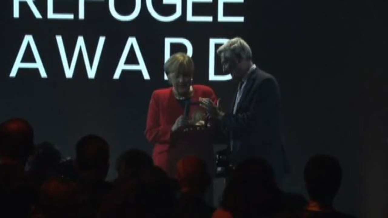 L'ex cancelliera Merkel riceve il premio Onu per i rifugiati