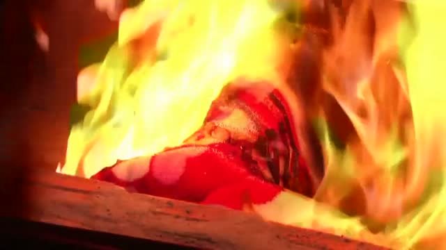 Cremación masiva de las víctimas de la masacre en la guardería tailandesa