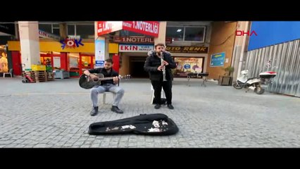 Bir Onur Şener vakası daha! İstek şarkıyı bilmediği için sokak sanatçısına saldırdılar