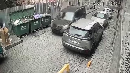 Fatih'te yol isteyen sürücüye döner bıçağıyla saldıran kağıt toplayıcısı yakalandı