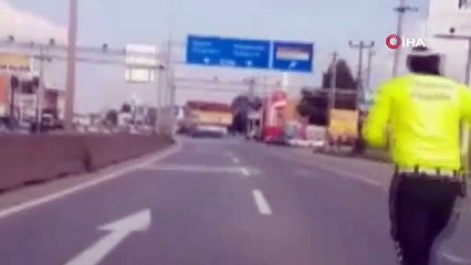 Türk polisinden duygulandıran hareket... Koşarak yerden aldı