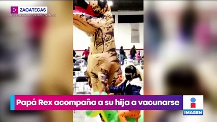 VIDEO: Papá dinosaurio acompaña a su hija a vacunarse contra Covid-19