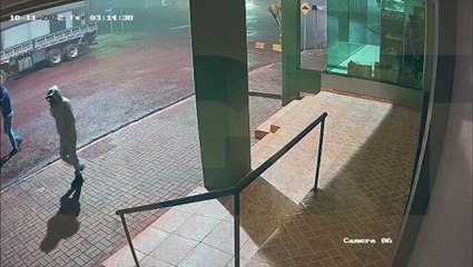 Ladrões abrem carro em segundos e o levam embora empurrando