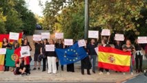 Empleados de Embajada española protestan en Lisboa por sueldos congelados