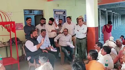 तय समय में भी फसली बीमा रिकॉर्ड में नहीं हुआ सुधार, किसानों का हंगामा