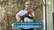 Guitarra en forma de fusil AK-47 genera polémica