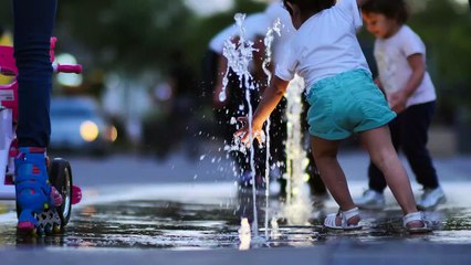 children-playing-with-a-dancing-fountain-3469-medium