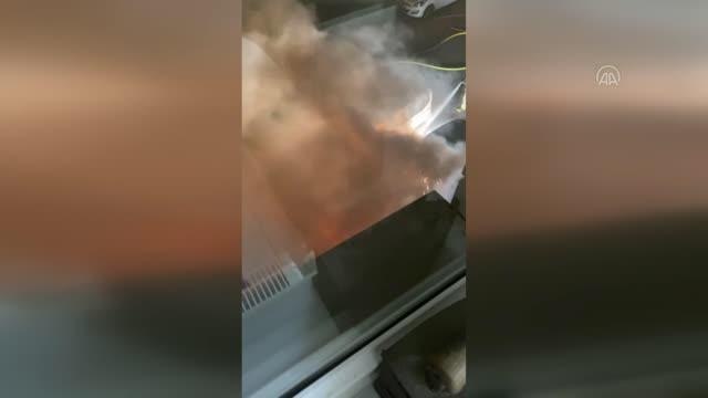 Ümraniye'de park halinde yanan araç, sokaktaki 3 aracın daha yanmasına neden oldu