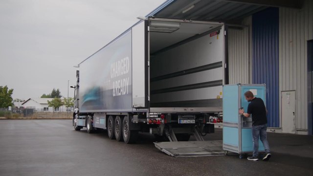 Mercedes-Benz eActros 300 tractor (with trailer) Loading