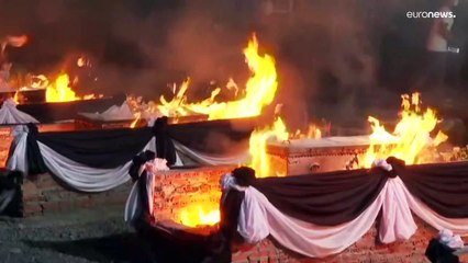 شاهد: أسر ضحايا مذبحة الحضانة في تايلاند يودعون أحباءهم للمرة الأخيرة